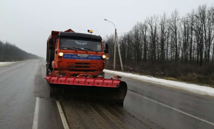 Первый снег на дорогах Липецкой области убирают 66 спецмашин