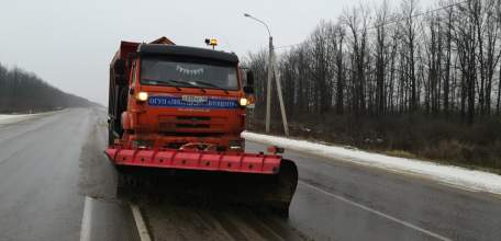 Первый снег на дорогах Липецкой области убирают 66 спецмашин