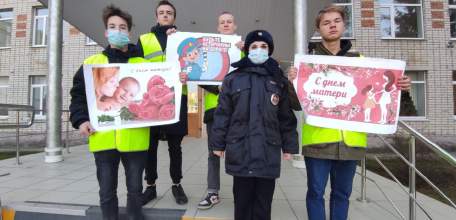 В Ельце поздравили женщин-водителей с наступающим Днем матери