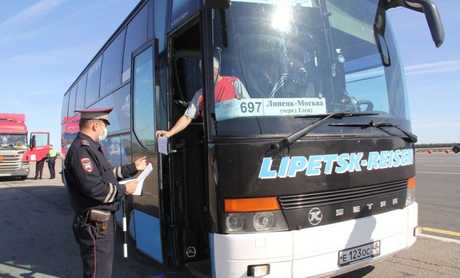 Липецкие автоинспекторы проверяют автобусы на дорогах региона
