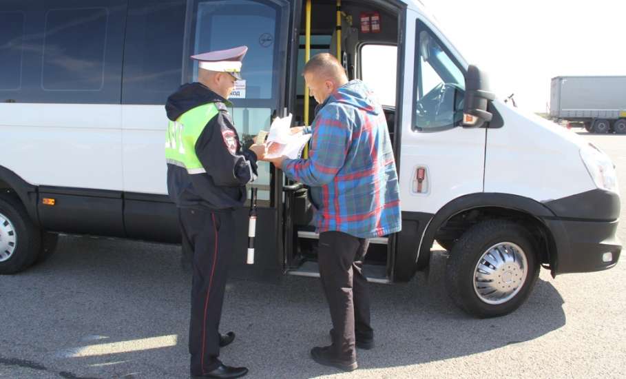 В Липецкой области дорожные полицейские проверили около двухсот автобусов
