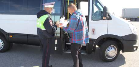 В Липецкой области дорожные полицейские проверили около двухсот автобусов