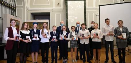 Елецким школьникам вручили паспорта в канун Дня Конституции