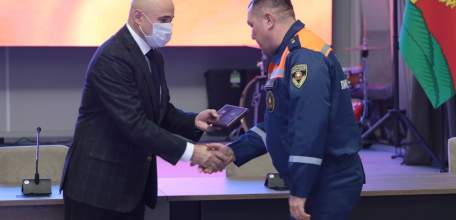 Игорь Артамонов вручил жителям региона государственные награды