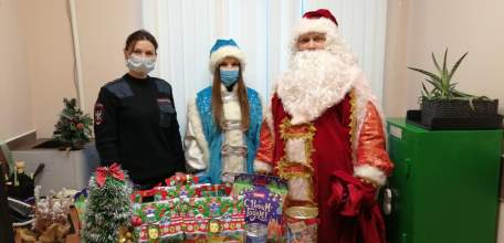 Полицейский Дед Мороз поздравил с наступающим Новым годом!