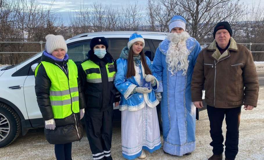В г. Ельце Дед Мороз и Снегурочка разъясняли водителям правила проезда пешеходных переходов
