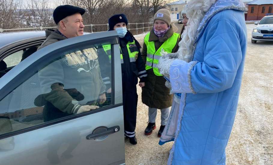 В г. Ельце Дед Мороз и Снегурочка разъясняли водителям правила проезда пешеходных переходов