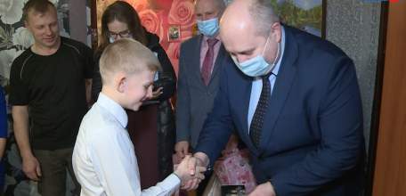 Глава города Евгений Боровских поздравил с наступающим Новым годом многодетную семью