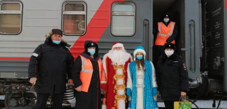 Праздничный рейд на железнодорожном вокзале города Елец