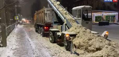 Усиленный режим работы: коммунальные службы устраняют последствия снегопада