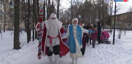 Станция «Новогодняя»: праздничный поезд под управлением Деда Мороза радовал и веселил своих юных пассажиров и их родителей