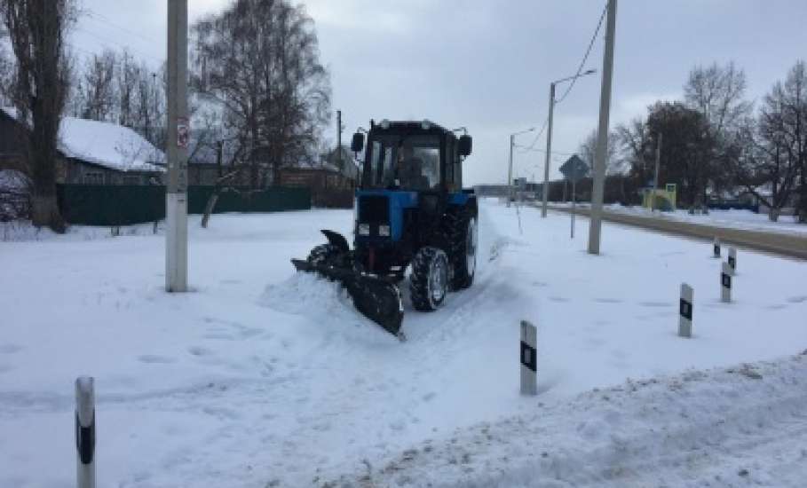 Постоянную помощь в расчистке дорог от снега в населенных пунктах оказывают депутаты сельских поселений и крестьянские фермерские хозяйства района