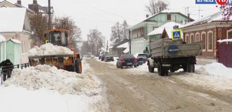 Снежный год: из-за обильного снегопада коммунальные службы города продолжают работу в усиленном режиме
