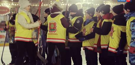 Сборная администрации региона сыграла товарищеский матч по хоккею с командой Службы коменданта Московского Кремля