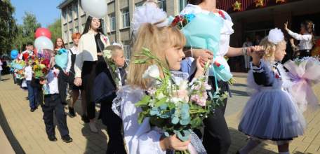 Многодетные родители школьников Липецкой области могут подать заявление на портале госуслуг на выплату для приобретения формы