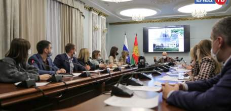 16 домов на улице Коммунаров предстоит обновление фасадов и кровли. Игорь Артамонов провёл заседание Градсовета