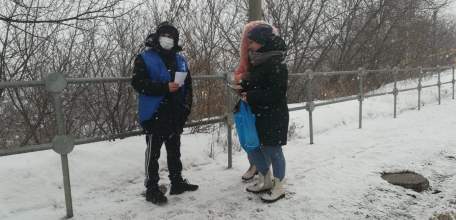 Сотрудники ОГИБДД ОМВД России по г. Ельцу совместно с волонтёрами «молодая гвардия» вручили памятки о безопасном поведении на дороге