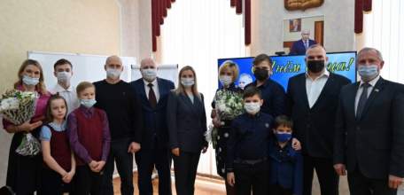 Лучшие отцы Ельца получили награды