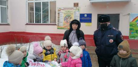 Сотрудники ГИБДД и воспитанники детского сада провели мероприятие по предупреждению ДТП с несовершеннолетними участниками дорожного движения