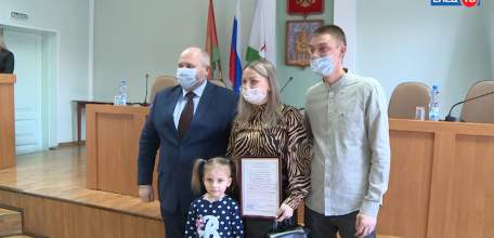 Молодым семьям в помощь: ельчане получили свидетельства о социальной выплате на приобретение или строительство жилья