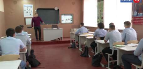 Фейки о действиях российских военных могут стоить 15 лет жизни. Об этом рассказывают елецким студентам