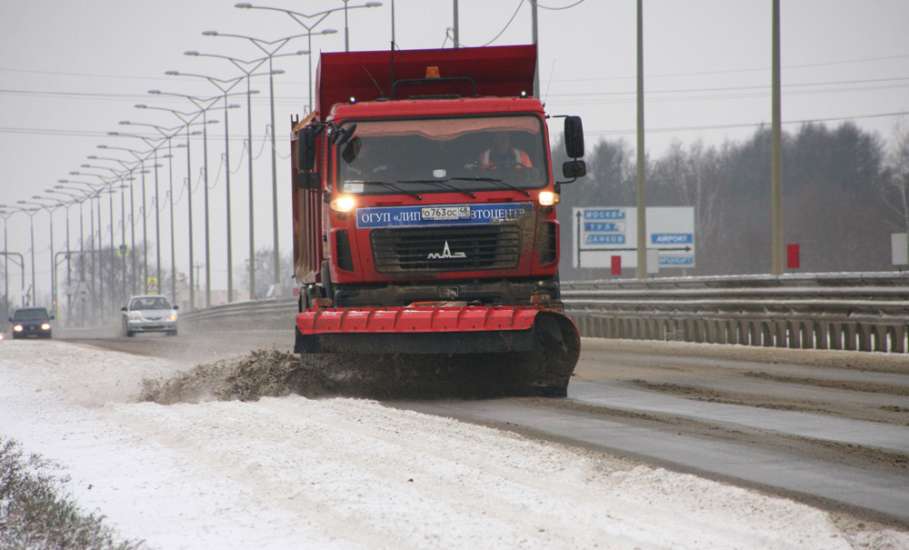 Снег на дорогах Липецкой области убирают более 120 единиц спецтехники