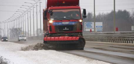 Снег на дорогах Липецкой области убирают более 120 единиц спецтехники