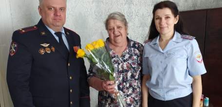 Сотрудники ОМВД России по городу Ельцу присоединились к акции МВД России «8 Марта В каждый Дом»