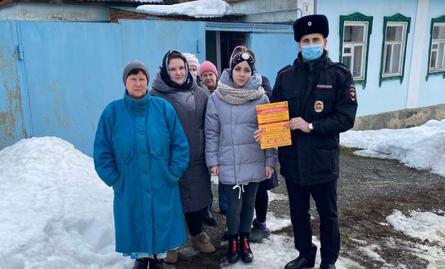 Елецкие участковые поздравили жительниц города с 8 марта