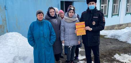 Елецкие участковые поздравили жительниц города с 8 марта