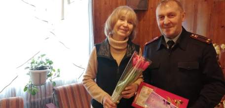 С Международным женским днем руководители Елецкого ЛО МВД России поздравили женщин-ветеранов