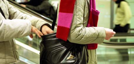 В Ельце задержана девушка, подозреваемая в двух карманных кражах