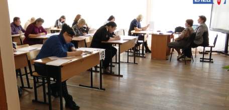 Снова за парты: в Ельце провели ЕГЭ для родителей