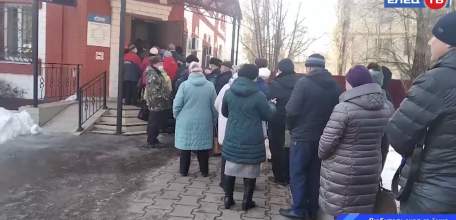 Газовый аншлаг: в Ельце выстроились огромные очереди в газовую службу