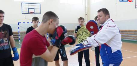 Вперед к победе: мастер-класс для юных спортсменов провёл трехкратный чемпион мира по кикбоксингу Дмитрий Красичков