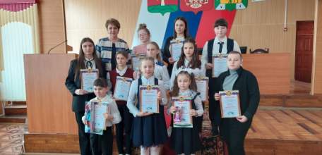 В Елецком районе наградили победителей конкурса детских рисунков «Выбираю счастливое детство» и конкурса сочинений «Я будущий избиратель»