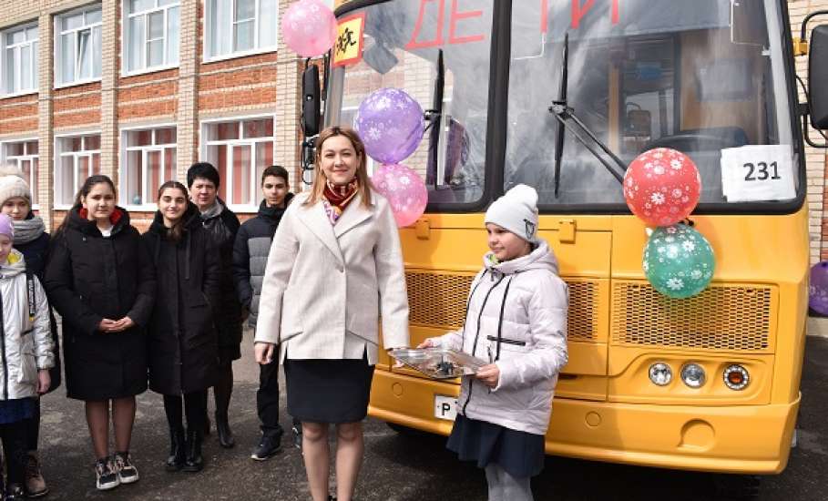 В рамках проекта «Новая школа» партии «Единая Россия» новый автобус отправился в МБОУ СОШ п. Соколье Елецкого района