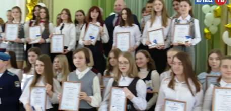 Награды умникам и умницам: в Ельце вручили благодарственные письма одарённым детям