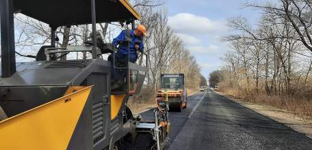 Липецкие дорожники укладывают новый асфальт на региональных трассах