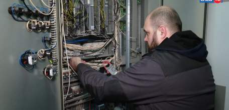 В Ледовом дворце специалисты приступили к ремонту холодильной установки