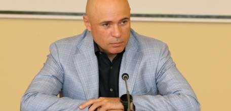 Игорь Артамонов поручил выплатить детские пособия до майских праздников