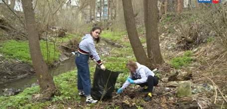 На борьбу с мусором: студенты медколледжа им. К.С. Константиновой приступили к расчистке ручья Лучок