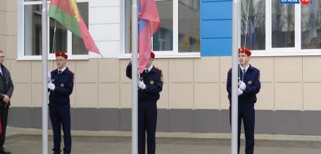 Равнение на флаг: учебная неделя в школе №24 началась с церемонии поднятия триколора