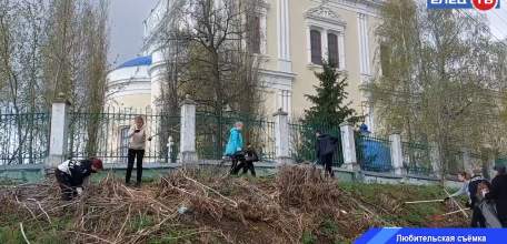 «Зелёный маршрут»: студенты и школьники провели субботник на Введенском спуске