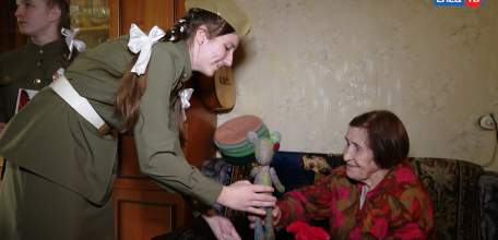 Сотрудники Центра соцзащиты населения вместе с молодёжью развозят подарки ветеранам