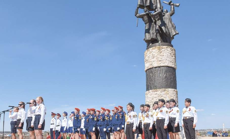 У военно-мемориального комплекса «Знамя Победы» на Казинской горе накануне великого праздника Дня Победы состоялся митинг