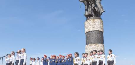 У военно-мемориального комплекса «Знамя Победы» на Казинской горе накануне великого праздника Дня Победы состоялся митинг
