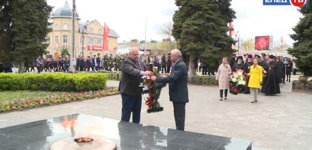 “Поклонимся великим тем годам”: У Вечного огня ельчане почтили память защитников страны