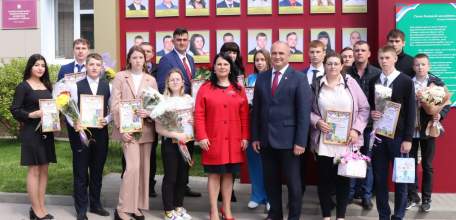 В Елецком районе торжественно открыли обновленную Доску Почета "Трудовая доблесть Елецкого района"