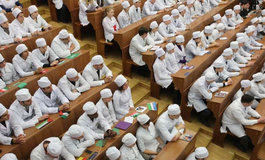 Социальная выплата для врачей дефицитных специальностей вырастет до 1,5 млн рублей